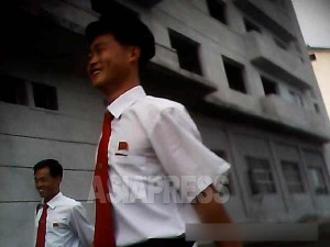 ＜北朝鮮写真報告＞堅苦しい大学生の制服　女子学生はスカート丈短くして抵抗も