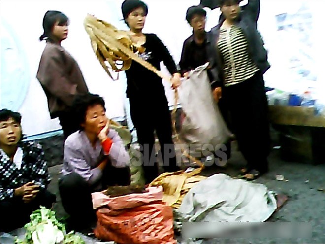인조고기 장사꾼이 길게 이어진 인조고기를 손에 말고 있다. 2013년 9월 평성