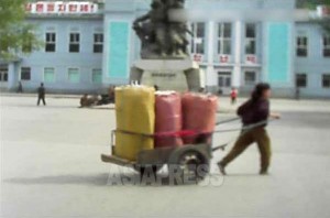＜写真・北朝鮮の暮らし＞社会必需品となったリヤカー引き　学生バイトも出現