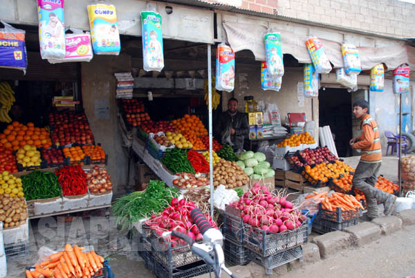 シリア北部では、戦闘で道路が寸断され、町には物資が届かない。わずかに残る青果店では、近くの農村から野菜や果物をかき集める。輸送費も高騰し、ほとんどが内戦前の4倍以上に値上がりした。（シリア・アレッポ県　アイン・アル・アラブ1月撮影・玉本英子）