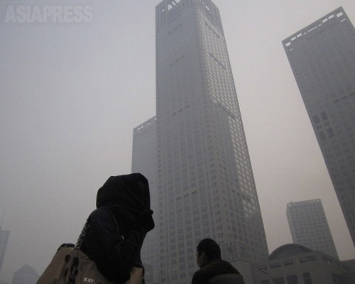 大気汚染で霞む高層ビル 2014年2月15日 北京・国貿にて、撮影 宮崎紀秀