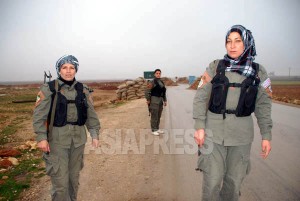 <シリア現地報告>36<br>人民防衛隊の検問所で「町を死守する」女性民兵