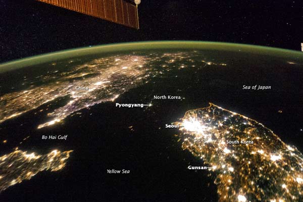 金正恩時代になっても闇夜が続いている様子が衛星写真で捉えられた。今年1月30日に撮影。 NASA(米国航空宇宙局)より