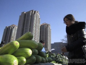 ＜北京秒写＞30　久しぶりの青空　ビルの谷間の露天市場  ［宮崎紀秀］