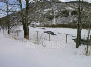 <最新写真>雪に覆われた朝中国境...鴨緑江の上流にも鉄条網