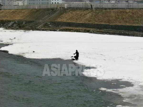 鴨緑江の水は洗濯、飲用にも用いられる。3月21日に中国長白県から撮影 (アジアプレス)