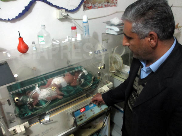 アマル救急病院の新生児室で唯一機能する保育器には、生まれたばかりの未熟児の双子が入れられていた。だが温度調節ができず、酸素ボンベも底をつきはじめていた。新生児の一割が死亡するとハマッド・メシィ医師（写真）は話す。【シリア北西部・アレッポ県コバニ（アラブ名アイン・アル・アラブ）　1月撮影：玉本英子】