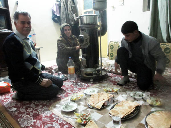 10年ぶりに再会したイスメット・ハサンさんと家族。限られた食料を切り詰めながら飢えをしのぐ。「政府軍が去り、『解放』を喜んだが、こんどは反政府組織どうしの新たな戦闘がはじまった」と彼は嘆いた。（シリア北西部・アレッポ県アイン・アル・アラブ　1月撮影：玉本英子）