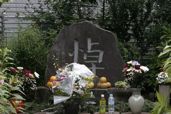 2009年に墨田区に建てられた「関東大震災時　韓国・朝鮮人殉難者追悼之碑」は、地域の人の協力も得て、きれいに護られている（2013年　撮影：yekava roboto）