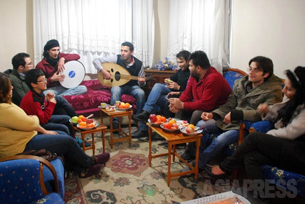 シリア人が集まれば、音楽は欠かせない。トルコで避難生活を送るアイマンさんが自宅で開いたささやかな集まりでは、故郷を想う歌が奏でられ、郷愁をさそった。（トルコ南部アンタキヤ・1月撮影：玉本英子）