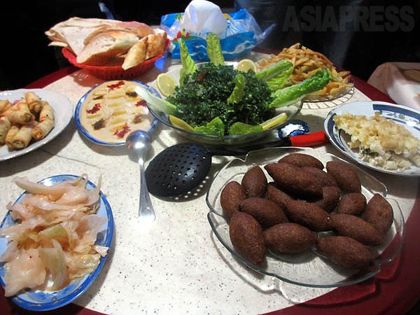 アイマンさんの妻が、若者たちにアラブの家庭料理を振舞った。困難な生活のなか、シリア避難民たちは家族のように助け合っていた。（トルコ南部アンタキヤ・1月撮影・玉本英子）