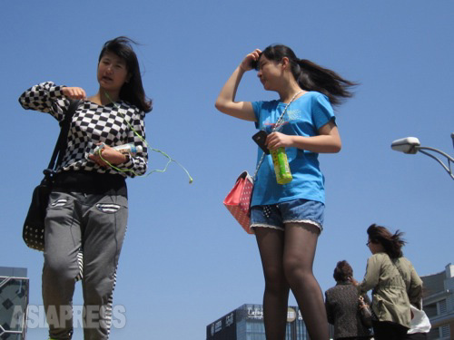 北京で青空が広がる時期はほんの一時。　2014年5月2日　北京・西単　撮影 宮崎紀秀