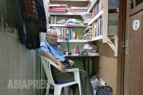 【間借りした小屋の小さな書斎でジャーナリスト活動を続けていた在りし日のウィンティン氏（2013年2月　撮影・宇田有三）】