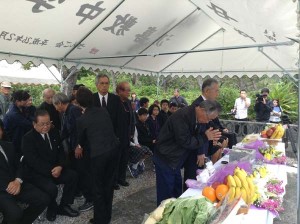 3月28日、渡嘉敷島で村主催の「集団自決」の慰霊祭が行われた。遺族ら130人が、村関係の戦没者をまつる「白玉の塔」に参拝、犠牲者を追悼した（撮影・栗原佳子）