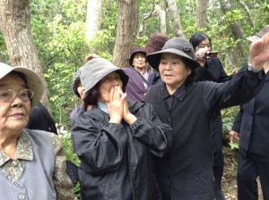 沖縄県　渡嘉敷島で69年前に起きた「集団自決」の跡地に立つ生存者たち。涙ぐみながら当時の状況を話した（2014年3月28日撮影・栗原佳子）