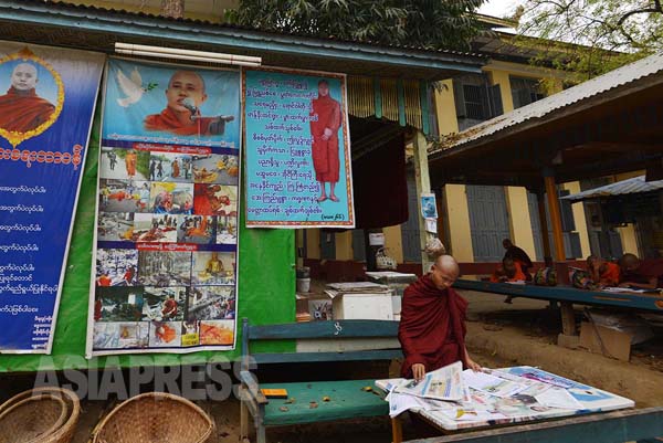 反イスラームで知られるウィラトゥ師の僧院には、ムスリムからの暴力の犠牲者となったとされる僧侶たちのポスターが掲げられていた（2014年4月マンダレーの僧院にて　撮影・宇田有三） 
