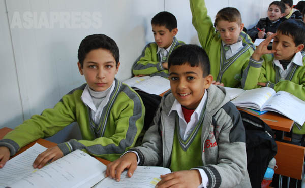 シリアの隣国、トルコ・アンタキヤに開校したばかりのシリア人避難児童が通う小学校。6年生の児童の多くが数か月前に戦火の国内から逃れてきたばかりだった。学費、制服などすべてトルコ政府の援助でまかなわれる。（1月撮影・玉本英子）