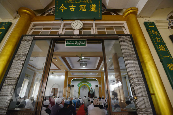 「パンディ」と呼ばれる中国系ムスリムの人たちが集う「清真寺」。清真寺とは、中国圏ではイスラム寺院（モスク）の総称である。建物の入り口には中国語で「（イスラームが）いまも昔も一番正しい教え」と書かれてあった。礼拝の時間、ムスリムたちが、静かに祈りをささげていた。（ミャンマー中部マンダレーにて４月撮影・宇田有三）　