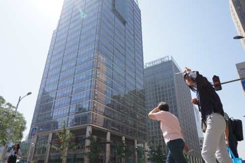 強い日差しが容赦なく照りつける。　撮影日2014年5月29日 撮影場所　金桐西路 撮影　宮崎紀秀