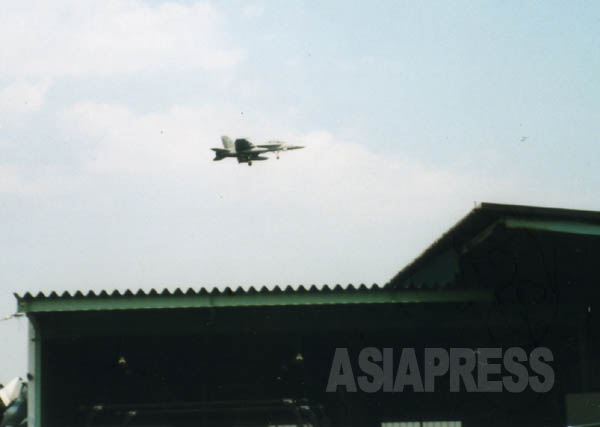 厚木基地周辺の住宅地の上空を訓練飛行する米軍機（撮影：吉田敏浩）