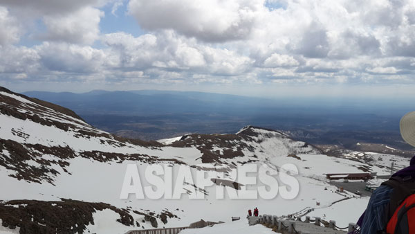 白頭山からの下山途中、「満州」の大地の広がりに目を奪われた。白頭山の観光シーズンは5月から11月までだ。5月下旬　撮影 朴永民／アジアプレス