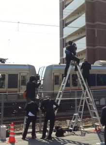 ＪＲ脱線事故から９年。現場を通り過ぎる電車を撮影する、テレビ局のスタッフたち（2014年4月25日撮影・矢野宏）