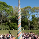 ＜アメリカ＞地球はひとつ、多様な人々と共に綯（な）う「縄の塔」～日本人芸術家とニューヨーク市民が制作　