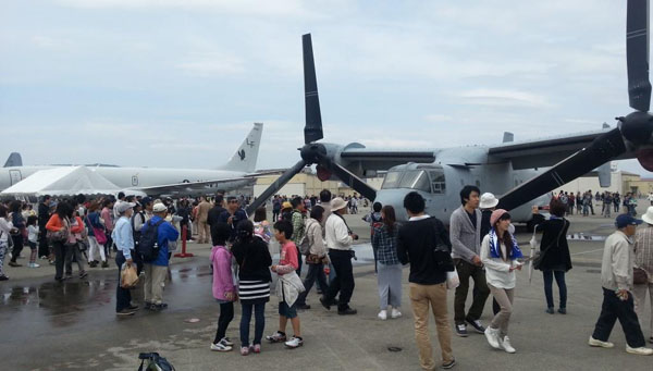 山口県岩国市の米海兵隊岩国航空基地が一般公開された日、展示されたオスプレイに大勢の人たちが足を止めていた（5月5日撮影・矢野宏）