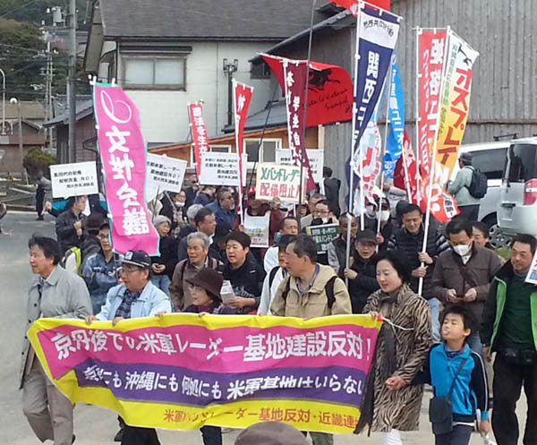 京都・京丹後市の米軍のＸバンドレーダー基地建設に反対する人びと400人が建設予定地をデモ行進した（4月20日撮影・矢野宏）