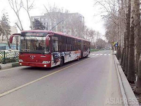 2008年に運行を開始したテヘランのBRT（市内高速バス）。車両は中国バス大手KING LONG（金龍客車）社製。（撮影:筆者）