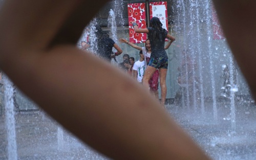 暑さの中、子供たちは噴水に大はしゃぎ。2014年6月7日　北京・三里屯　撮影 宮崎紀秀