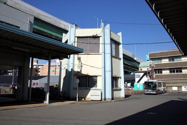 六番町駅の地上にある「排気口」。ここでもアスベストが検出された（2013年12月撮影・井部正之）