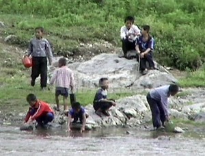 【動画・北朝鮮の水問題4】水汲みに動員された子供たち