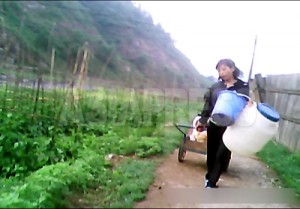 【動画・北朝鮮の水問題7】川の水を飲用に 水道は十日に一回しか出ない地域も