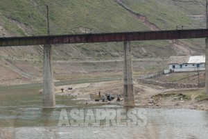 <北朝鮮>　橋崩落で女性50人以上死亡か