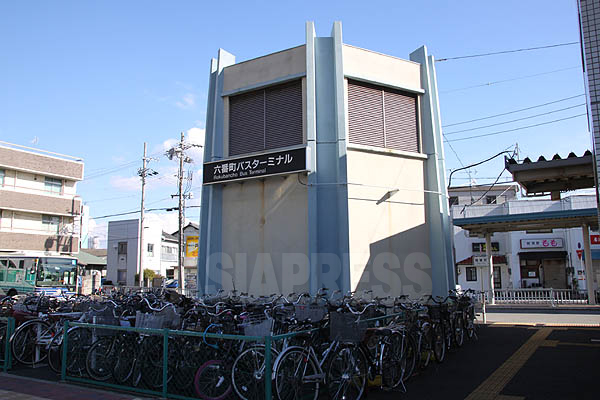 名古屋市・六番町駅の地上にある換気塔。事故時にはこの付近でもアスベストが検出された（2013年12月撮影・井部正之）
