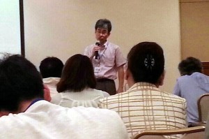 94年、兵庫県たつの市で、体罰を受けて自殺した児童の父親で、主催団体の代表世話人を務める内海千春さんは「学校は事実を調査しない」と批判する（神戸市にて撮影：矢野宏）