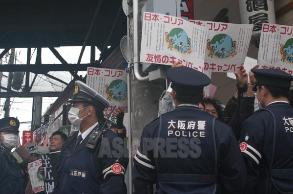 在特会などの差別的情宣に抗議する市民グループ。2013年3月大阪　撮影石丸次郎