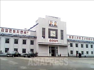 ＜北朝鮮 写真報告＞全国の肖像画を金父子二人画像に交換