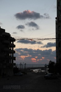 20日は一日じゅうイスラエルの空爆が続いた。一日の死者は20人を超えた。夜になって爆音が少しおさまった。2014年8月20日 撮影 古居みずえ