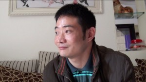 「妻を官僚に奪われた」と訴える張濤さん（2014年4月7日内江市にて撮影アイ・アジア）