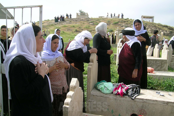 ヤズディ教の新年は4月に始まる。その元日にあたる日はクルド語でセル・サラと呼ばれる。この日を迎えると、女性たちは親族のお墓参りをする。イラクのヤズディ教徒２大コミュニティーのひとつ、シェハンで、丘にある墓地にやってきた女性たち。(シェハン・2005年)