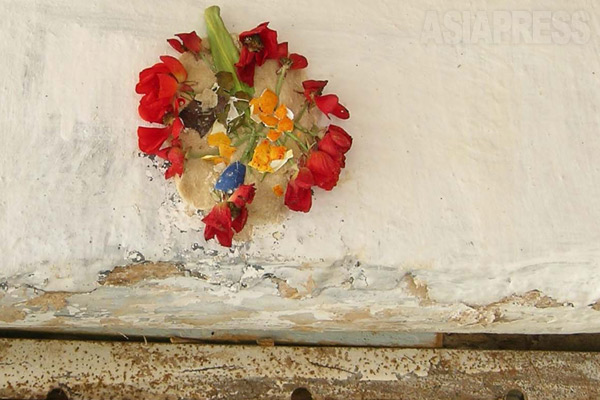 新年の日、家の玄関や軒先に赤い花とたまごの殻を、小麦粉を水で練った「のり」で貼り付ける。神の使者である孔雀天使タウス・マレクが地上に降りてきたのが４月であり、それを称えるとされる。孔雀天使はヤズディ教でもっとも重要な信仰対象。(シェハン・2005年)
