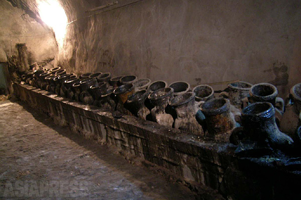 毎年４月、ヤズディ教徒が集まり、オリーブからオリーブ油が作られる。油は聖火を灯す宗教儀礼などに使う。写真は油を入れた壷。(2005年)