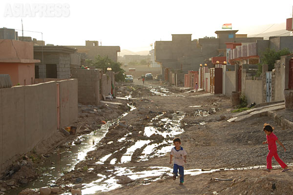 行政もきちんと機能せず、舗装されてない住宅地が多かった。（シンジャル・2011年）