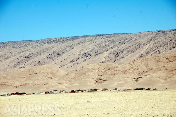 「イスラム国」の戦闘員に幹線道を封鎖され、住民たちはシンジャル山に逃げ込んだ。だが包囲され、改宗するか、死かを迫られた。山で孤立し、飢えと猛暑のなかで命を落とすものがあいついだ。イラク政府軍と米軍は、数万の住民のために上空からの食料投下を実施をするが、その後、「イスラム国」に対する限定空爆開始へといたる。写真は2012年に取材したシンジャル山。ほとんど木はなく、隠れる場所も暑さをしのぐ場所もない。 (2012年7月)