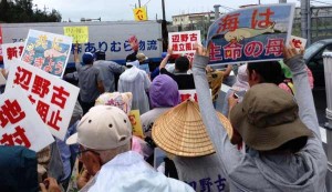 ＜辺野古ルポ＞新基地着工　生命の海に杭打つ国（上）