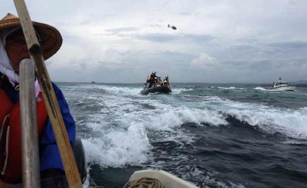 辺野古沖。抗議活動を取り締まる海保の船舶、ゴムボートに加え、ヘリまで低空で飛び回る物 （2014年8月 栗原佳子撮影）