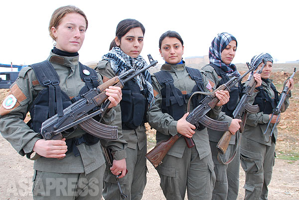 イスラム国とたたかう女兵士 女性、人生、自由──クルド女性防衛隊をめぐるフォトエッセイ ...