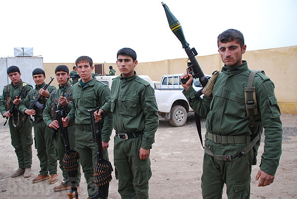 アメリカやＥＵ諸国はＹＰＧの母体組織であるクルディスタン労働者党（ＰＫＫ）を長年、テロ組織としてきたが、イスラム国の包囲のために一部で連携する動きも見せており、中東の政治情勢が大きく変わることも予想される。写真はＲＰＧロケット砲を手にするＹＰＧ戦闘員。(2014年1月撮影)
